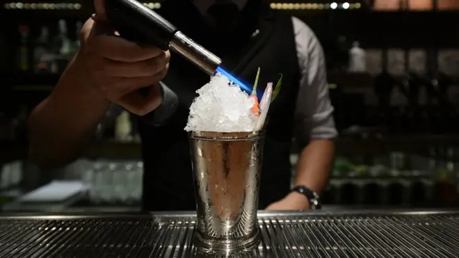 คนกำลังปรุงคอกเทล