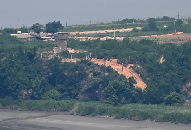 김포 애기봉평화생태공원 전망대에서 바라본 북한 개풍군 일대. 비무장지대 북측에 북한군 초소와 군사 철책이 보인다.