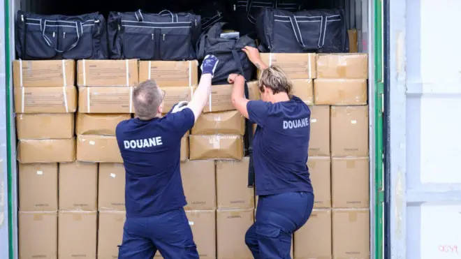 Agentes de aduanas buscan drogas en un contenedor el 11 de julio de 2023 en el puerto de Amberes, Bélgica. Cada vez más cocaína procedente de Sudamérica llega a este puerto belga. 