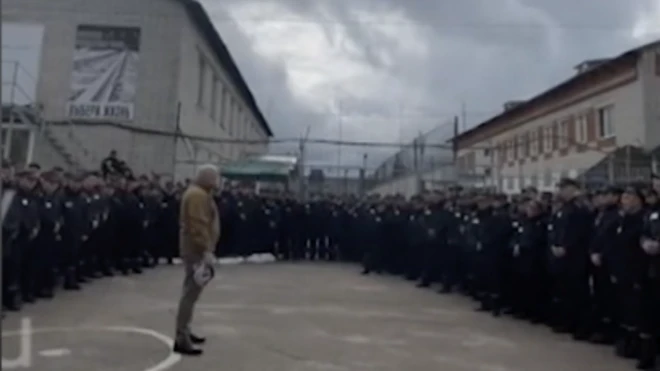 در این ویدیو لو رفته، بنیانگذار ارتش خصوصی واگنر که به ولادیمیر پوتین هم نزدیک است در حال تشویق زندانیان برای پیوستن به ارتش روسیه در جنگ اوکراین است