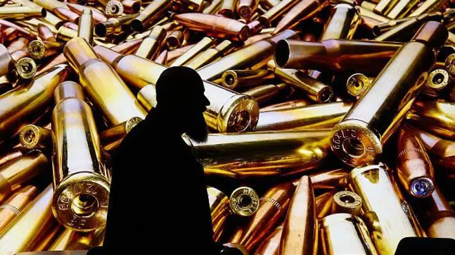 Темний силует чоловіка на тлі набоїв