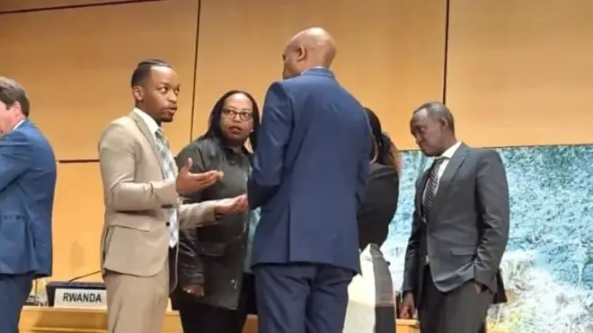 Rèmy Amahirwa aganira na Minisitiri Emmanuel Ugirashebuja hamwe n'umukuru wa komisiyo y'uburenganzira bwa muntu mu Rwanda uri hagati yabo