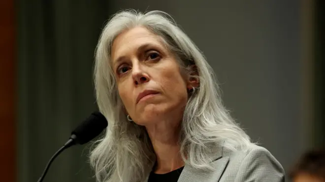 Длинноволосая седая женщина у микрофона внимательно смотрит на кого-то, видимо, задающего ей вопрос