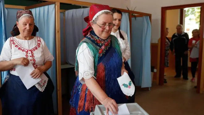 Жінки в традиційному угорському вбранні голосують на виборах. Архівне фото