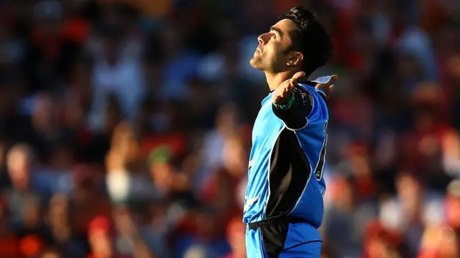 راشد خان چې همدا اوس ۱۹ کاله او ۱۵۳ ورځې عمر لري، د کرېکټ د تاریخ تر ټولو ځوان لوبغاړی شو چې دغه ځای نیسي.