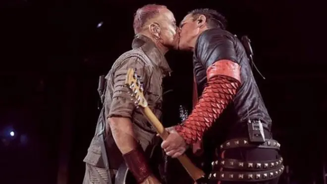 Integrantes de Rammstein se besan.