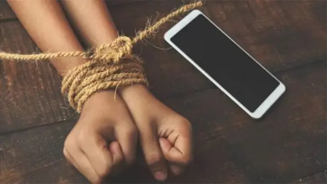 కట్టేసిన చేతులు, స్మార్ట్ ఫోన్