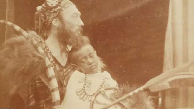 الكابتن تشارلز سبيدي (يسار الصورة)، الذي رافق الأمير أليمايهو (يمين الصورة) من إثيوبيا،