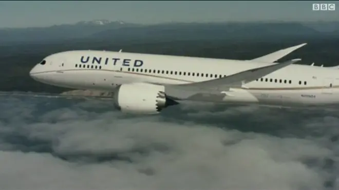 أسهم شركة يونايتد الأمريكية للطيران تنخفض قيمة أسهمها، بعد حادث جر راكب من مقعده في الطائرة مستبعدا من رحلتها الى شيكاغو.