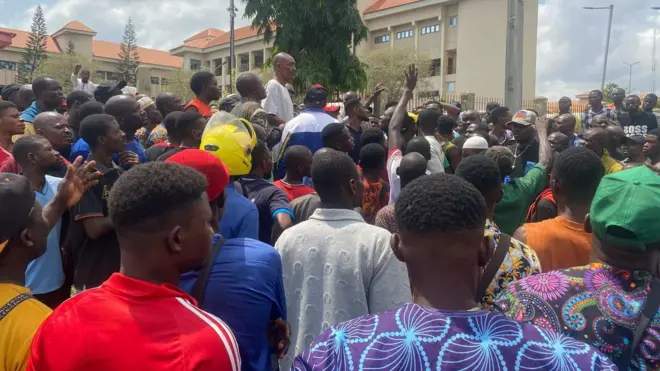 Àwọn olùfẹ̀hónúhàn tó yabo ọ́fíìsì gómìnà