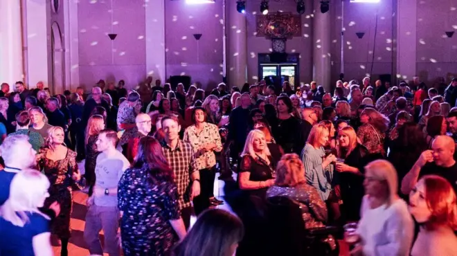 دوپہر کے وقت چلنے والا نائٹ کلب