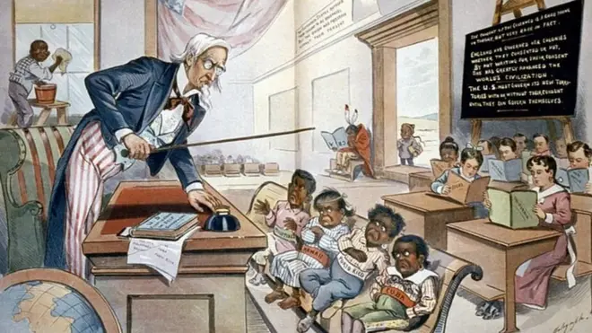 Caricatura de 1899 sobre la política estadounidense de enseñar inglés a sus nuevas colonias con niños de Filipinas, Hawái, Puerto Rico y Cuba en la primera fila.