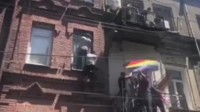 Saldırganlar binanın dış cephesine tırmanıp balkonlardan içeri girdi