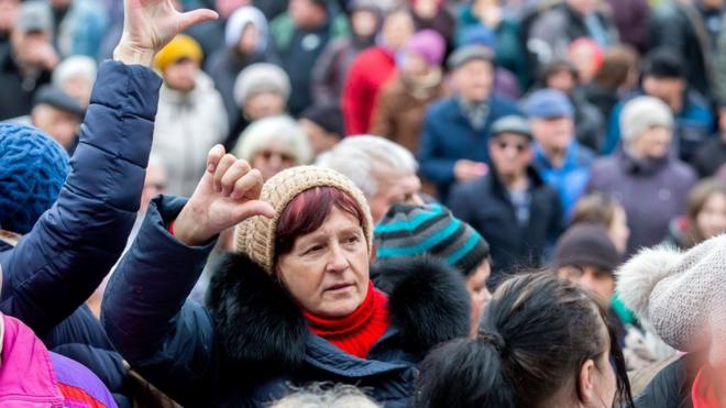 Mulher protesta em meio à multidão