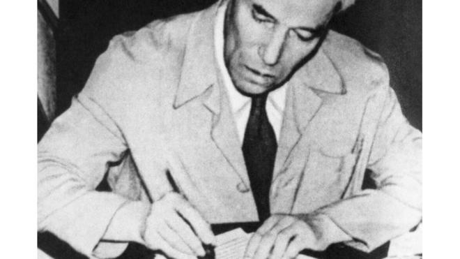 Борис Пастернак за письменным столом. 1958 год