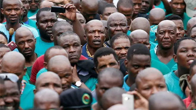 የደቡብ አፍሪካ የማዕድን ጉልበት ሠራተኞች በተቃውሞ ሰልፍ ላይ