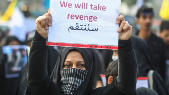 متظاهرة تحمل لافتة مكتوب عليها "سننتقم"