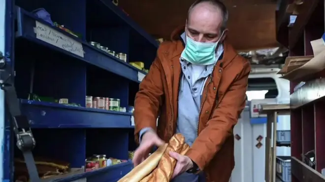 दुनिया के किसी हिस्से में बंदूकों को माना जाता है ज़रूरी सामान तो कहीं पर चॉकलेट और शराब आती हैं एसेंशियल आइटम्स के तहत.