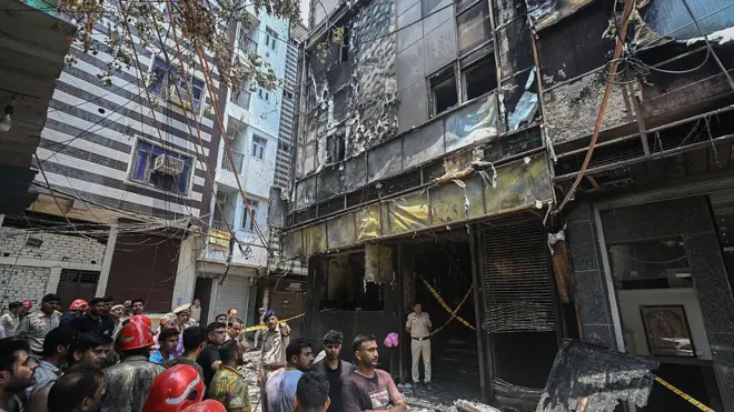 তেসরা জুন আগুন লাগে দিল্লির মালভিয়া নগরের এই ভবনটিতে