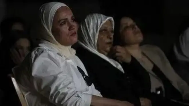 تعدادی زن در یک مراسم 