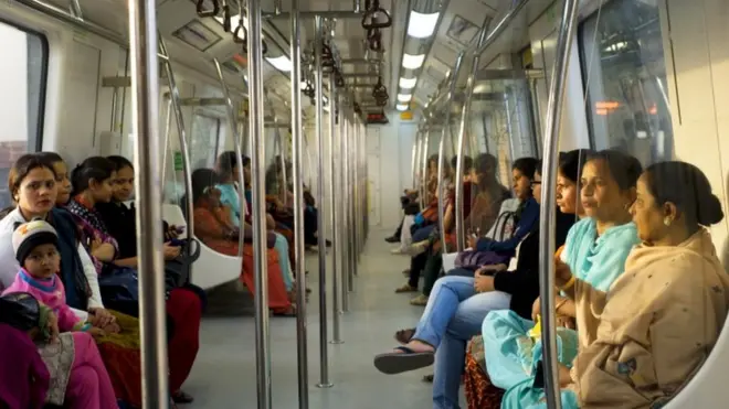 मेट्रो के लेडीज़ कोच में महिलाएं