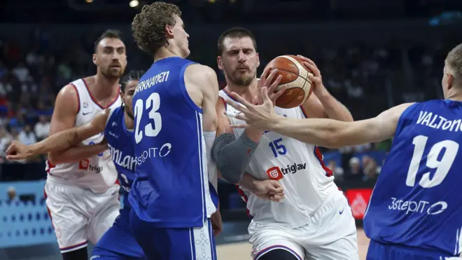 Nikola Jokić u duelu sa Laurijem Markanenom