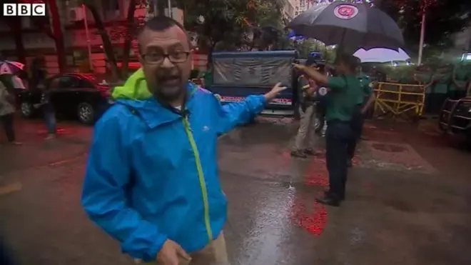 バングラデシュの首都ダッカで1日夜に起きた人質事件は、12時間にわたった膠着状態の後、特殊部隊の突入で終わった。BBCのサンジョイ・マジュムダー記者が現地からリポートする。