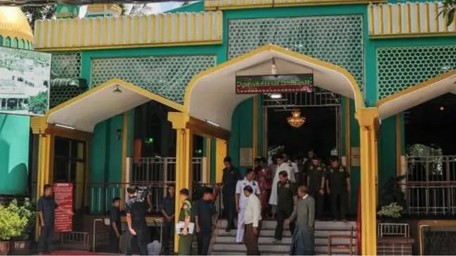 "ကျွန်တော်တို့ဝတ်ပြုတာ၊ ဘယ်သူတဦးတယောက်ကိုမှ မထိခိုက်ပါဘူး။ ဘာလို့ပိတ်တာလဲဆိုတဲ့ အကြောင်းကတော့ နိုင်ငံရေးပရောဂတွေရှိကြပြီးတော့ ဖြစ်လာတာ" လို့ ဦးမောင်မောင်မြင့်က ပြောပါတယ်။