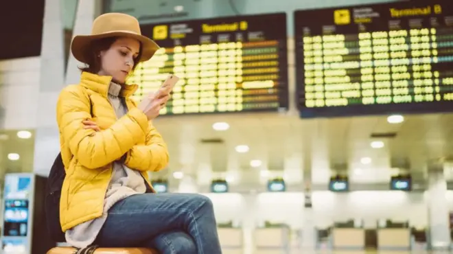 صورة تعبيرية لسيدة مسافرة