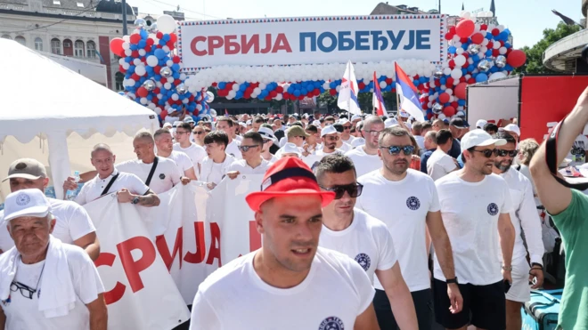 Grupa muškaraca u belim majicama