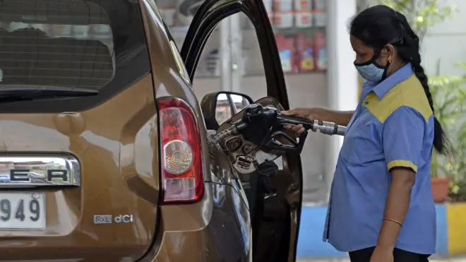 పెట్రోలు పై రాష్ట్రాలు పన్నులు తగ్గించాలని మోదీ అన్నారు