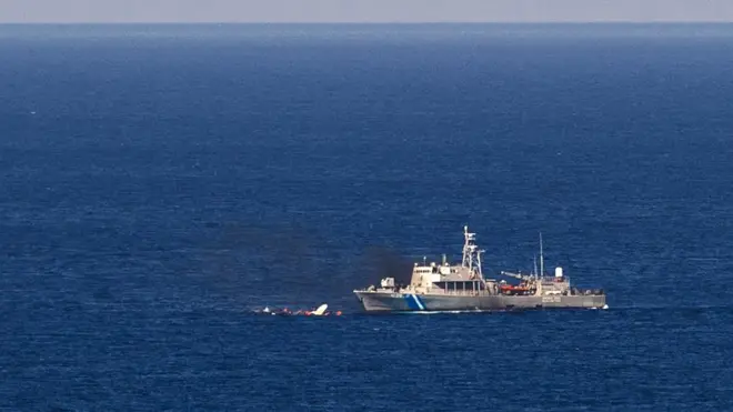 Arşiv fotoğrafı: Bir Yunan sahil güvenlik teknesi göçmenleri kurtarırken