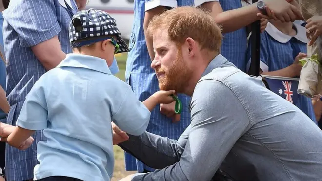 Пятилетний малчьик потрогал принца Гарри за бороду.