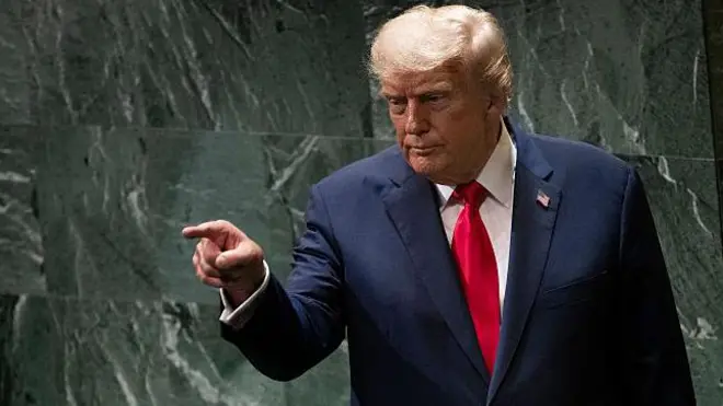 Президент США Дональд Трамп мрачно указывает на кого-то пальцем после выступления на Генеральной Ассамблее Организации Объединенных Наций в штаб-квартире ООН в Нью-Йорке 23 сентября 2025 года. 