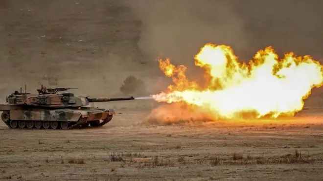 Tanque Abrams dispara durante un ejercicio militar