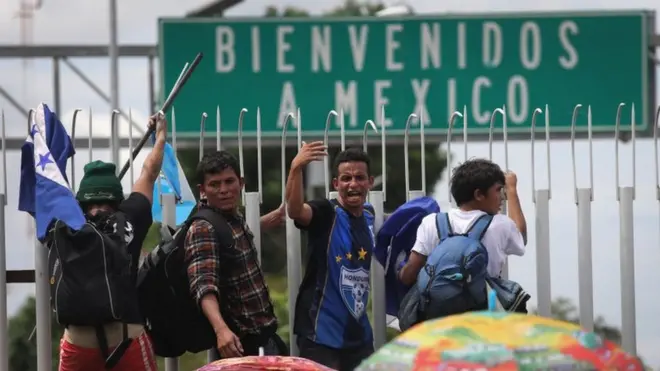 El gobierno de México cerró la puerta fronteriza a la caravana de migrantes centroamericanos que llegó a través de Guatemala.