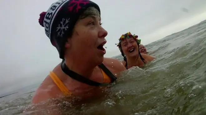 السباحة في الماء البارد