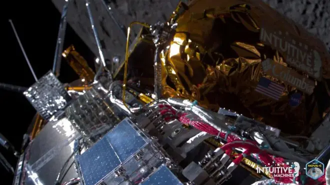 月の上空を移動する「インテュイティヴ・マシーンズ」の月着陸船（21日）