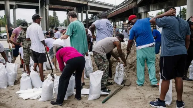 Người dân New Orleans đang chất đầy túi cát để chuẩn bị cho bão Nate