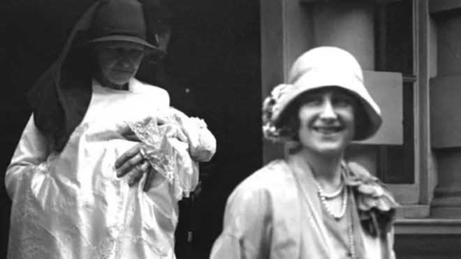 ملکه و مادرش