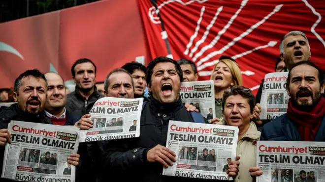 Cumhuriyet gazetesi önünde protestolar devam ediyor
