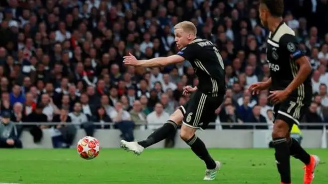Van De Beek akiifungia Ahax bao la pekee