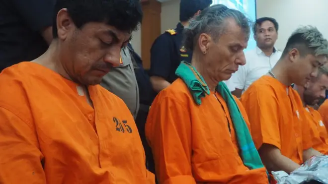 Belum jelas, apakah mereka bagian dari satu jaringan.