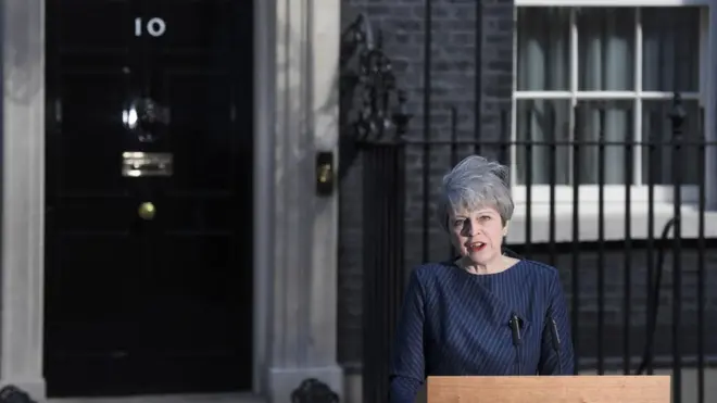 PM Theresa May mengumumkan rencana pemilihan umum dini pada 8 Juni di luar 10 Downing Street.