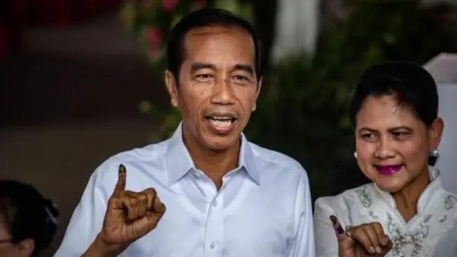 Calon Presiden Joko Widodo usai menyalurkan suaranya di salah-satu TPS di Jakarta, Rabu (17/04).