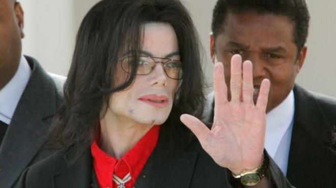 Майкл Джексон залишає будівлю окружного суду Санта-Барбари під час процесу за звинуваченням у розбещенні 13-річного Гевіна Арвізо у себе на ранчо "Неверленд" в 2003 році. Фото 24 березня 2005 року.