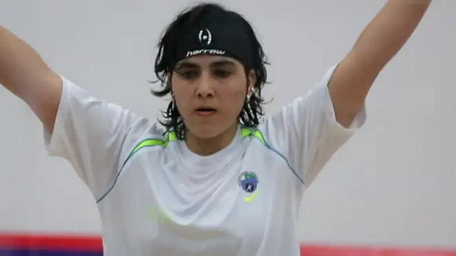 بطلة الإسكواش ماريا توربكاي نشأت في جنوب وزيرستان بباكستان، رفضت أن تعامل مثل الفتاة. ارتدت ملابس الأولاد حنى تستطيع أن تحقق أحلامها في المنافسات الرياضية.