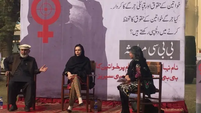 پشاور یونیورسٹی میں منعقدہ اس مباحثے کا موضوع 'خواتین کے حقوق اور قبائلی جرگے کا کردار' تھا