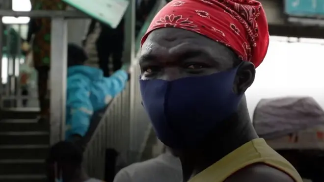 Muškarac sa maramom preko lica