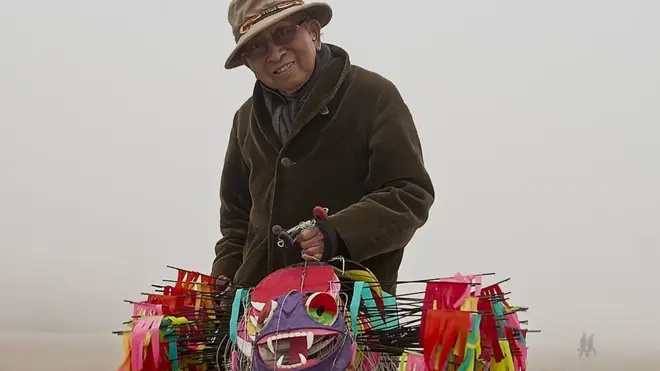 Wong con varias cometas en Santa Mónica.